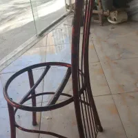 یه عدد صندلی فلزی