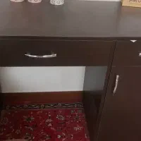 میزتحریر و کتابخانه