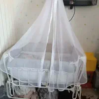 گهواره کنار تخت مادر برقی