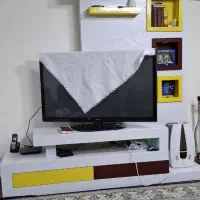 میز تلوزیون و یک عدد میز تحریر و کامپیوتر