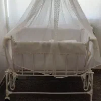 تخت و گهواره کنار تخت مادر