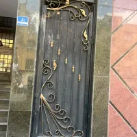 درب پارکینگ سالم   به همراه یک درب کوچک نفر رو