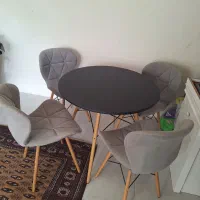 میز و صندلی دوماه بصورت دکور بود