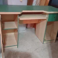 میز تحریر و کامپیوتر