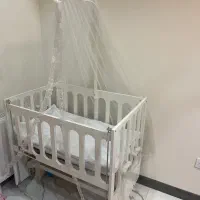 تخت نوزاد کنار مادر در حد نو واقعی