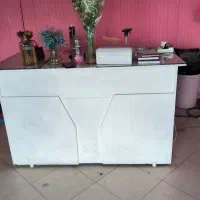 تعدادی ملزومات گلفروشی  مغازه به فروش میرسد