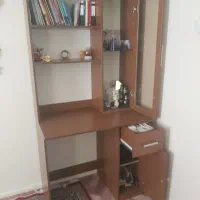 میز تحریر و کتابخانه