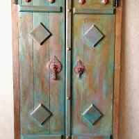 درب سنتی چوبی و 3عدد کرسی چوبی بزرگ