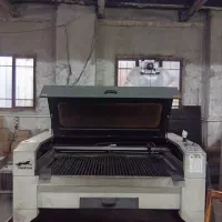 کارگر  آقا  اتباع در کارگاه لیزر  با جای خواب وغذا