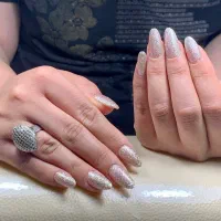 کاشت ناخن زیباباطراحی رایگان