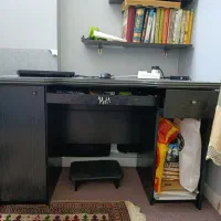 میز تحریر و کامپیوتر