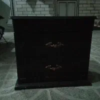 میز زیر تلفن