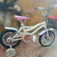 دوچرخه ۱۲ به همراه کمکی مناسب برای ۴سال تا ۹سال
