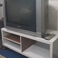 تلوزیون و میز تلوزیون تمیز و سالم