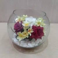 گلدان شیشه ای با گل های مصنوعی