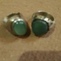 انگشتر  نقره نیس ولی خیلی شببه نقره هس رنگش نمیره