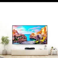 تلویزیون نصب دیوار همراه با پایه چوبی و فلزی