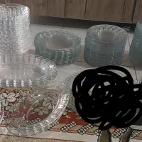 تعداد زیادی ظرف اشپزخانه