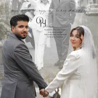 عکاس و فیلم‌بردار در آتلیه فضای باز عمارت‌ و تالار