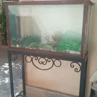 اکواریم‌بزرگ با چهار پایه فرفورژه بزرگ وبا وسایل