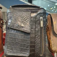 کیف  دوشی چرم طبیعی گاوی تمام دست دوز