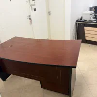 میز و سه کشو