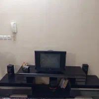 میز تلویزیون با تلویزیون