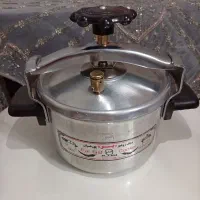 دیگ زودپز پر