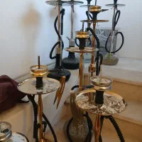 قلیون  و میز و صندلی چوبی