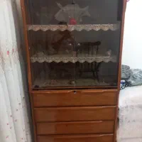 یک عددکمدبالاویترین پایین سه تاکشودرحدنو|جاکفشی، کمد، دراور|قم, چهل درخت‎|دیوار