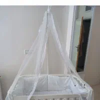 تخت کنار مادر