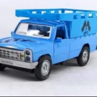 راننده همراه با نیسان اتاق دار مسقف