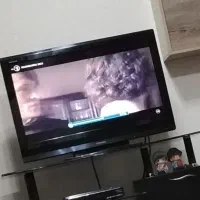 تلویزیون توشیبا 32 اینچ همراه میز تلویزیون