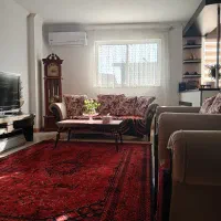 مبل 7 نفره کرم رنگ با کوسن های گل دار