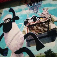 یک عدد گلیم فرش طرح دار پسرانه با یک عدد تخت وتشک