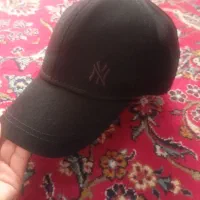 کلاه . عینک . رژگونه