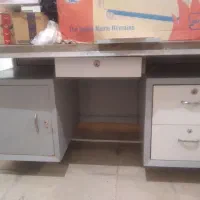 میز فلزی بسیار تمیز در حد نو