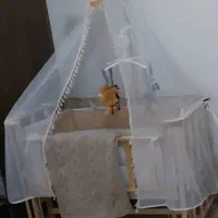 تخت کنار مادر