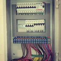 شاگرد برقکاری ساختمان