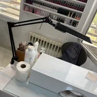 چراغ مطالعه و ناخنکاری