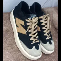 تعدادی کفش و کیف