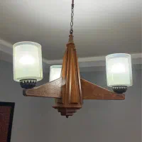 دوتا لوستر چوبی شش شاخه و یک لوستر سه شاخه