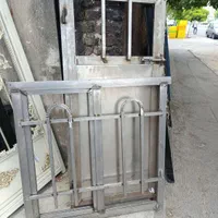 درب انباری و پشت بام خرپشته و پنچره آهنی|مصالح و تجهیزات ساختمان|تبریز, |دیوار