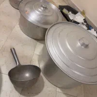 تعدادی قابلمه و دیگ بزرگ و ظروف اشپزی و سماورنفتی