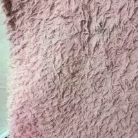 فرش پرز دار صورتی کار کرده ولی سالم ۲ در۳
