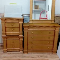 دراور و آینه با کنار میز عسلی تخت