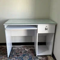 میز تحریر و کامپیوتر