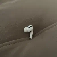 تک گوشی سمت راست ایرپاد پرو ۱