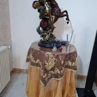 میزخاطره و مجسمه