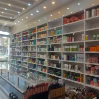 فروش  وسایل لوازم ارایشی و جا مغازه بفروش می‌رسد